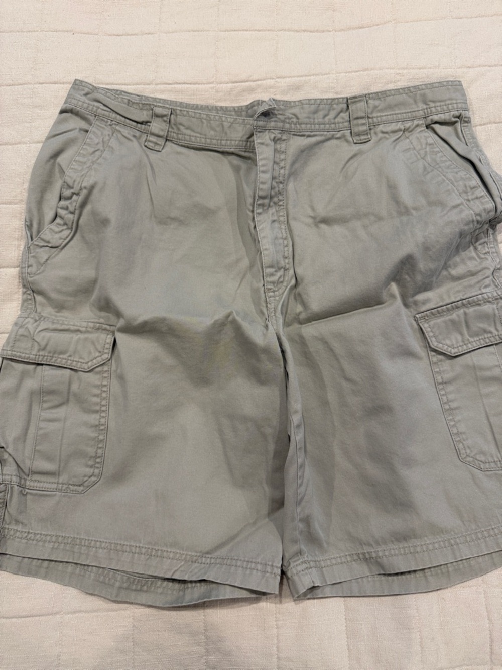 Columbia Men's Light Gray Cargo Shorts